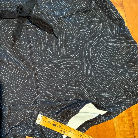 Black and white 100% polyester stretch athletic short - Picture 7 of 7